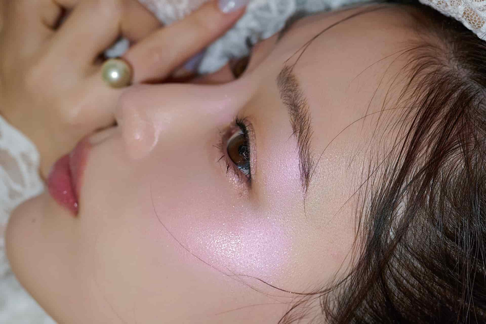 ほの暗な店内でもちゃんと可愛い♡ チーライトを効かせた【テリツヤメイク】の作り方