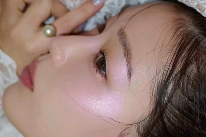 ほの暗な店内でもちゃんと可愛い♡ チーライトを効かせた【テリツヤメイク】の作り方