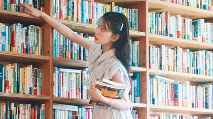 肩のたっぷりフリルが可愛い♡ スタイルアップも狙える「フリルシャツワンピース」着回しコーデ4選