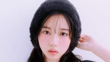この秋はヘア小物でオトナ気分♡ ふわふわイヤーマフを活かした「2つ結びヘア」のつくり方