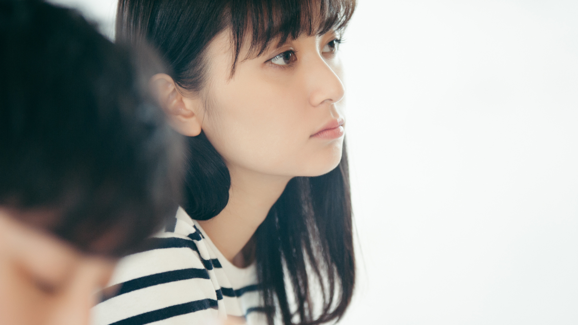 「隣の席の彼が気になる…」自然に距離を縮める話題3選♡