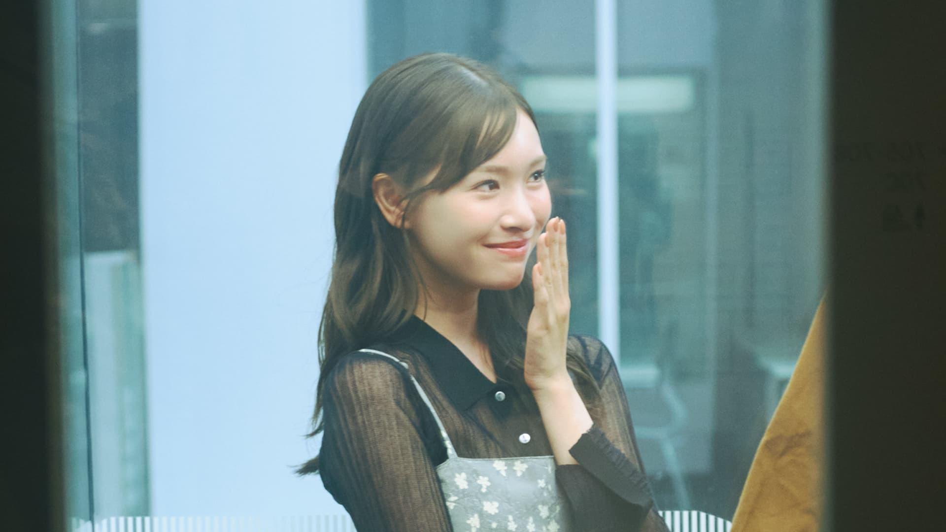 透け感でもう一歩オトナな雰囲気に♡ 着回し力抜群の「黒シアートップス」コーデ4選