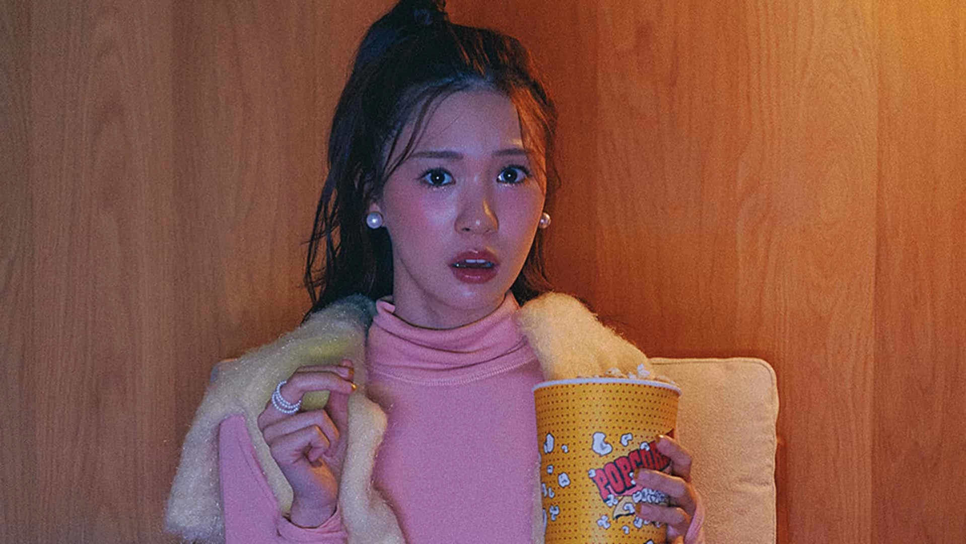 パッと目をひく優れもの♡ 甘さを格上げしてくれる【ピンクタートルカットソー】着回し術