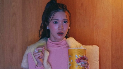 パッと目をひく優れもの♡ 甘さを格上げしてくれる【ピンクタートルカットソー】着回し術