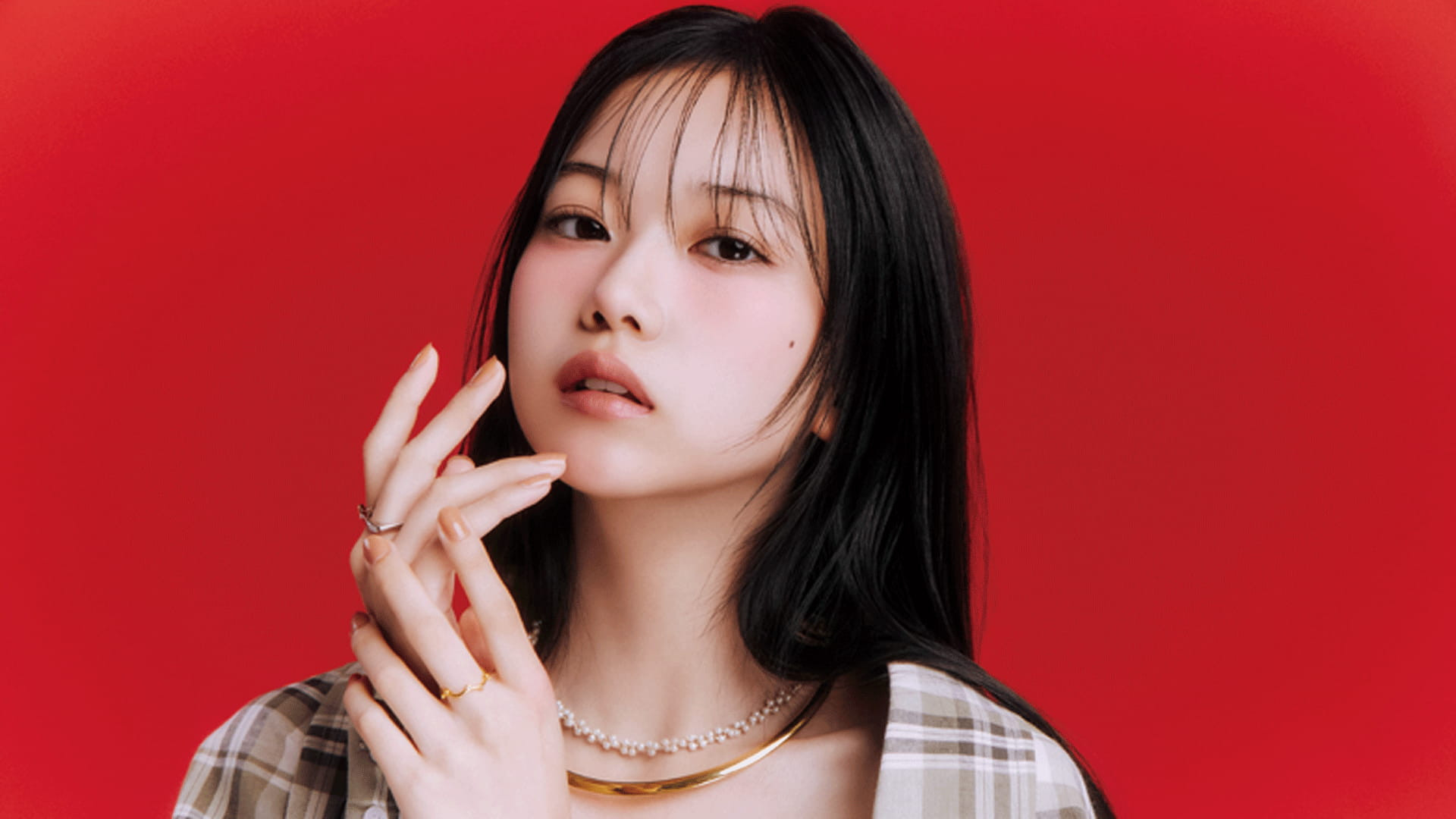 シンプルコーデが一気に垢抜け♡ しゃれ感アップが狙える「上品アクセの重ねづけテク」