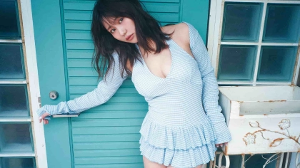 攻めすぎない大人っぽさ♡ 憧れのメロボディ【田中美久】が魅せる「レトロ柄水着」特集