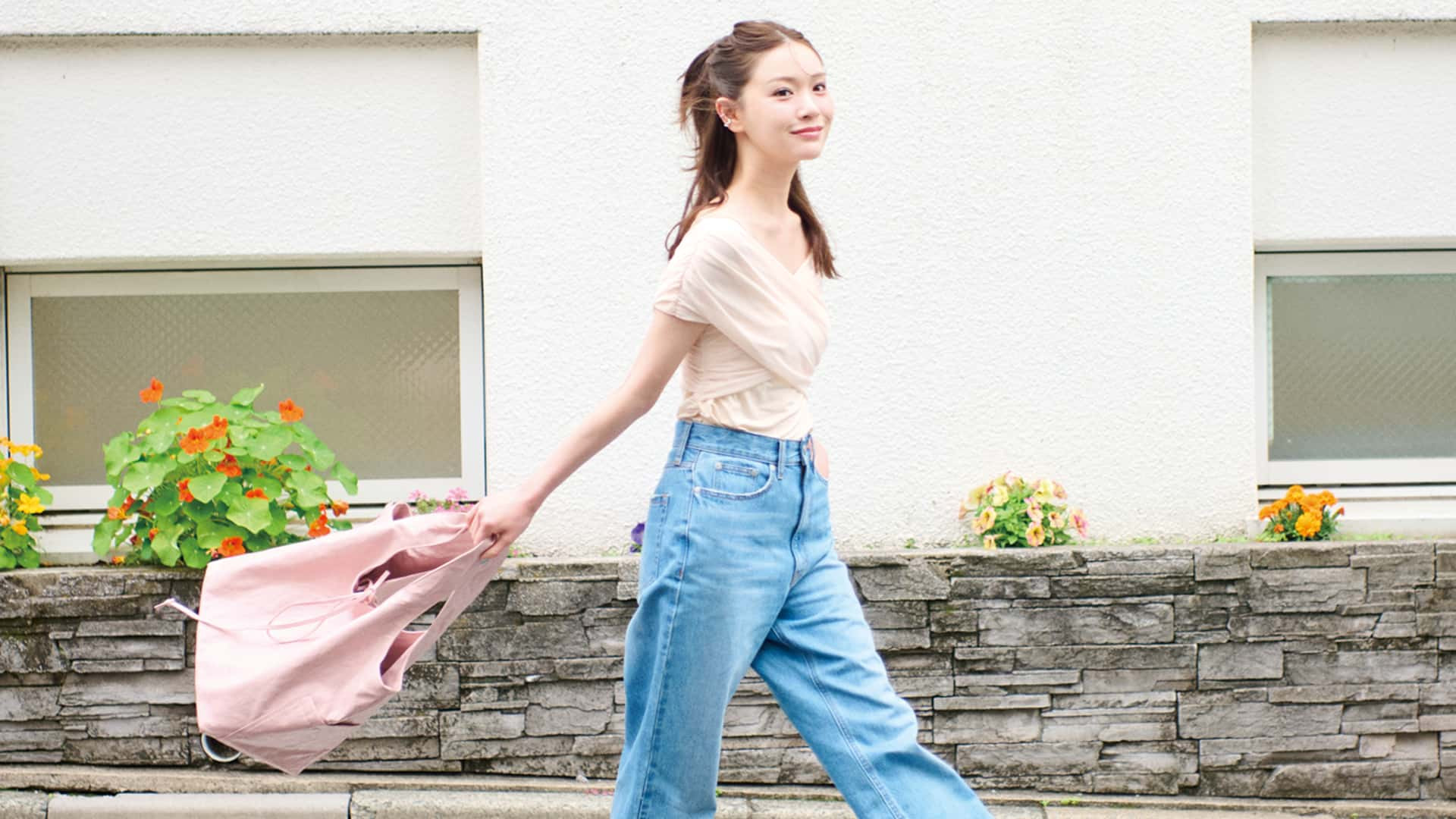 カジュアル服に甘さをプラス♡ 日常で着映える「ビジュ映え夏コーデ」3選