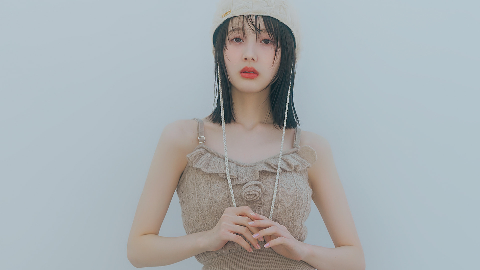 持ち前の白肌とスラリとのびた手足がメロい♡【本田紗来】の“ボディの歴史”を振り返り！