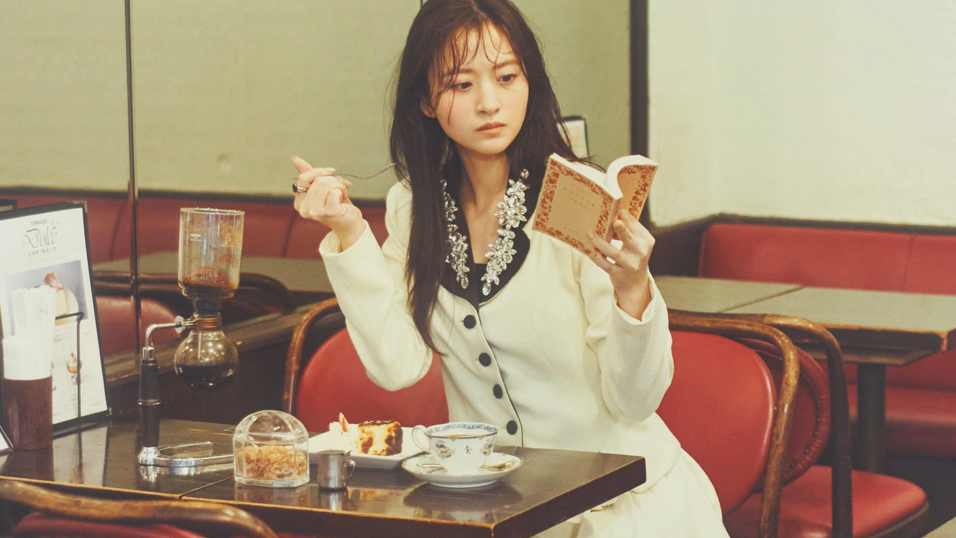 【乃木坂46・金川紗耶】が熱演♡ 喫茶店にいる「沼らせ乙女の日常」って?