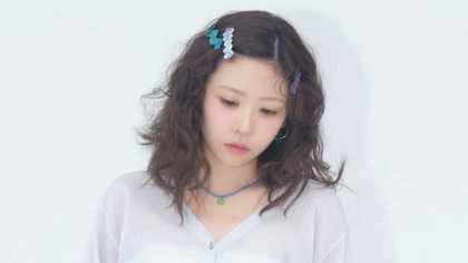 顔まわりを盛って透明感アップ♡ 澄んだ印象を叶える【ひんやりカラーアクセ】