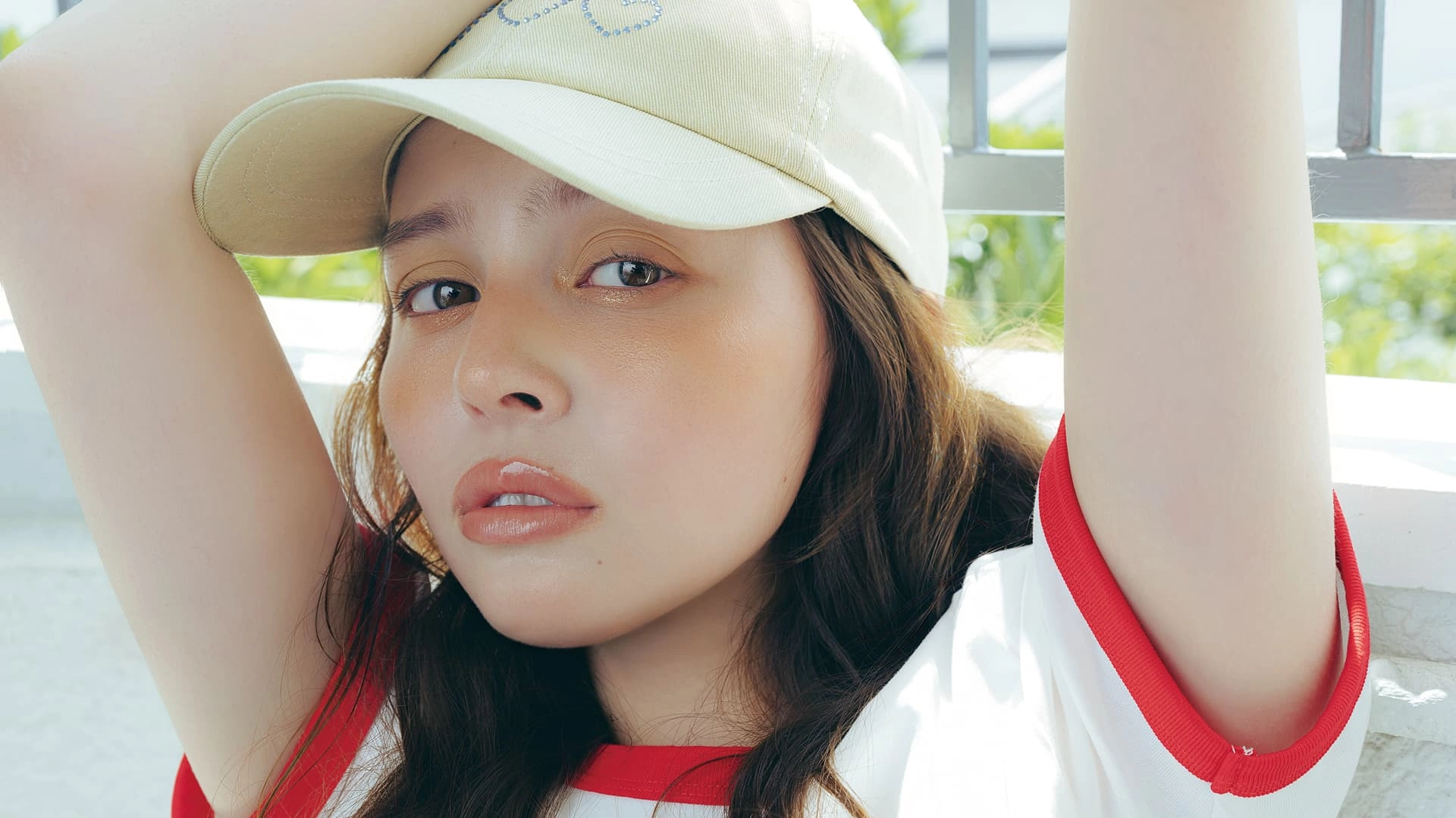 崩れず可愛い血色盛り♡ ヘルシーなオレンジチークがメインの「日焼けメイク」&ヘアのコツを伝授!