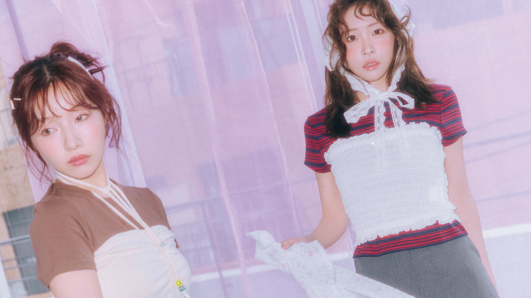 シンプルなTシャツはレイヤードで即アプデ♡ 重ねてしゃれる「万能アイテム」3選