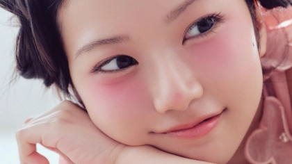 ほお以外の目元や鼻にもチークを♡ ワンテクで叶う【カシス色チーク】の活かし方