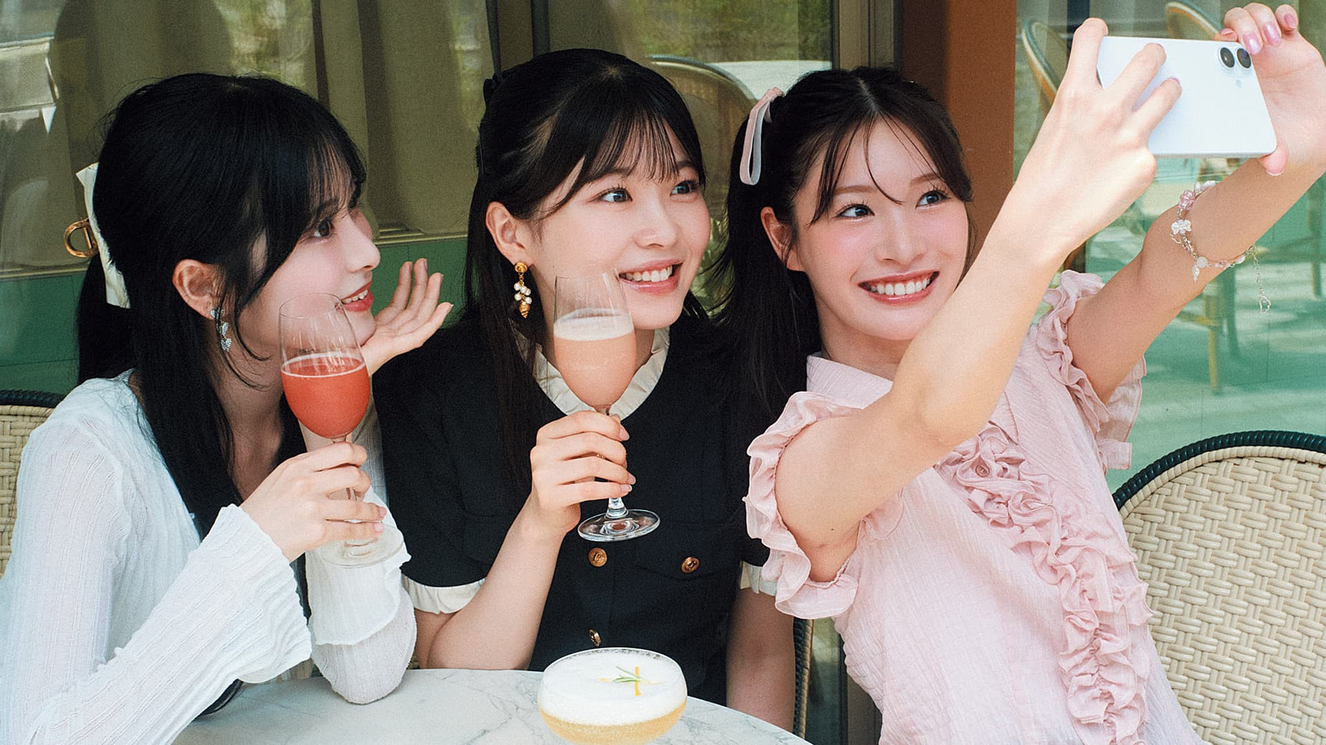 甘さと上品さを兼ね備える♡ フェミニンな「ピンクフリルシャツ」の着回し術