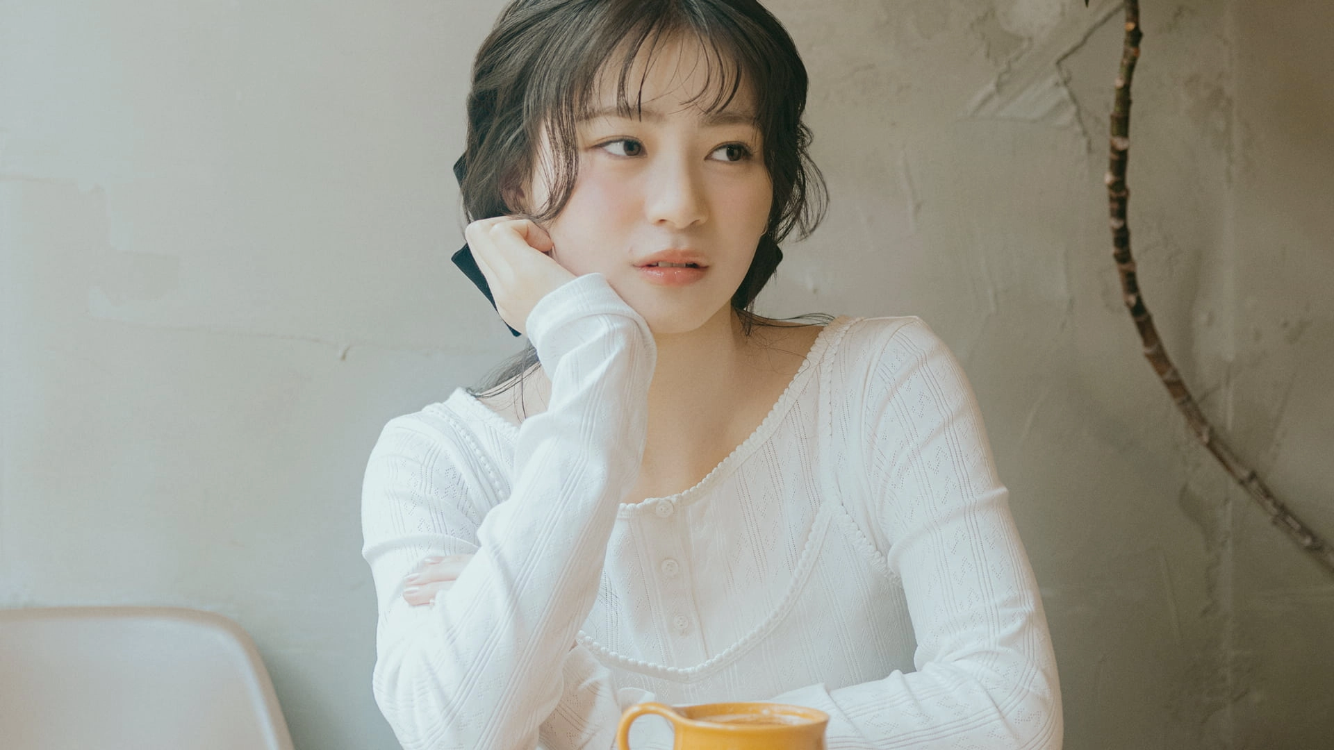 超万能な白トップス♡ 女性らしさ◎な「カーディガンとキャミソールのセット」着回しテク5選