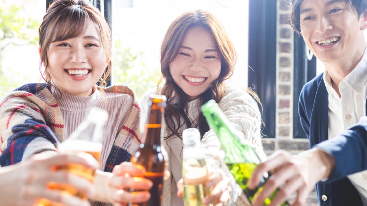 実は見られてる！男性が飲み会でチェックしている女性の行動とは…？