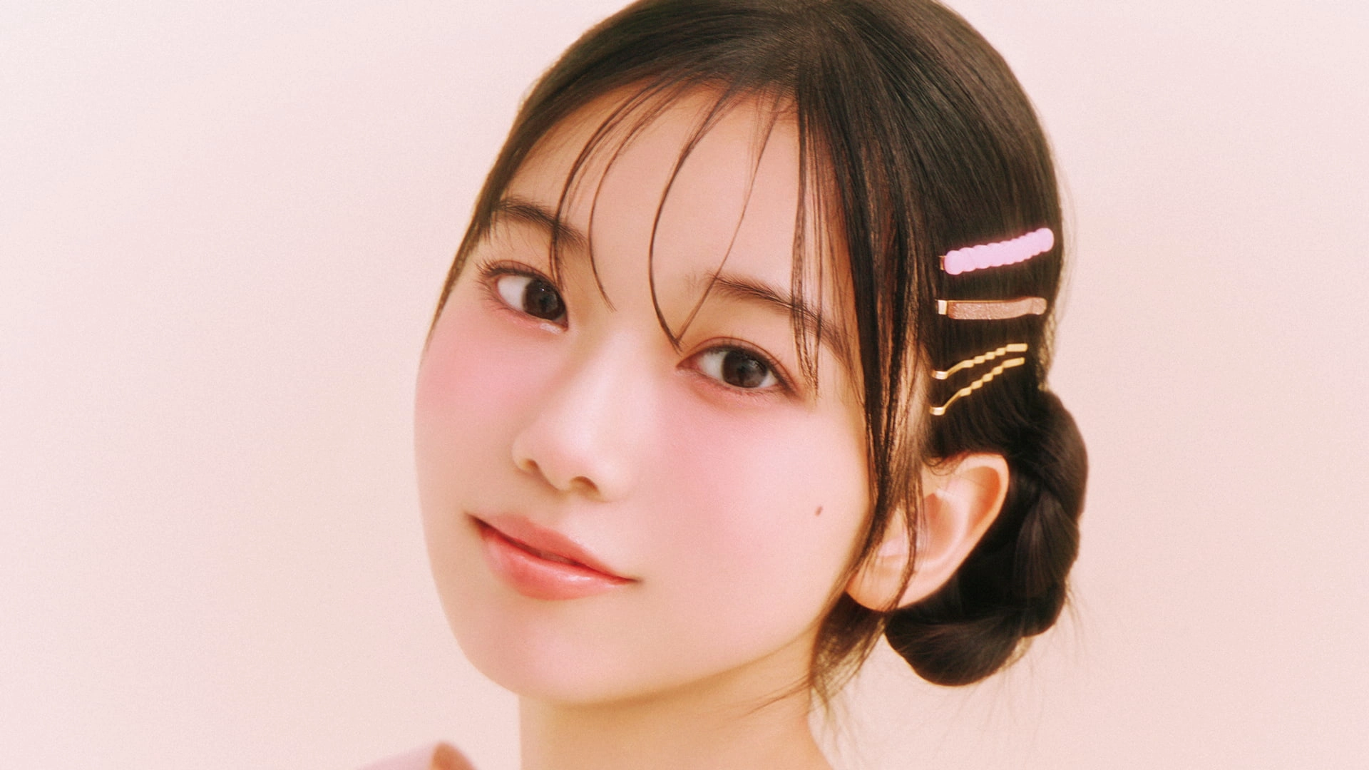幅広いシーンに大活躍♡ お目立ちピンで女み全開な「低めおだんご」のつくり方