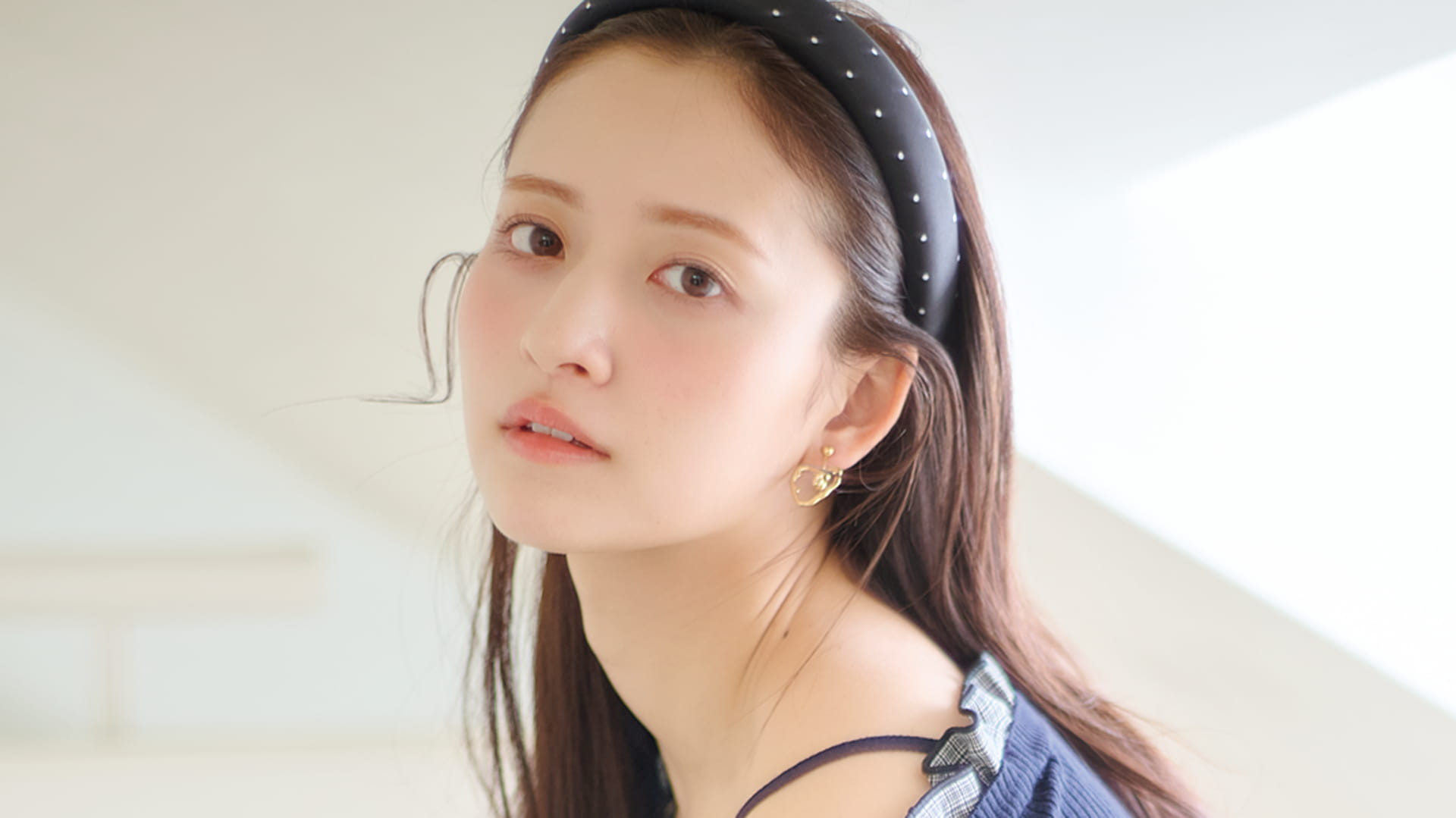 彼のドキドキ感を高められる♡ ちょっぴりオトナな「肌チラニットコーデ」をお届け！