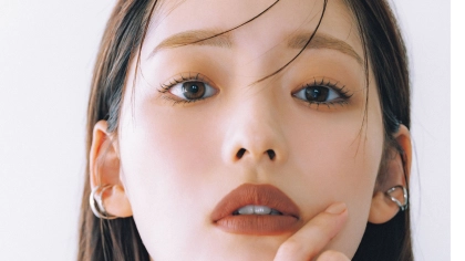 マット×赤み抑えめでクールな雰囲気♡ 大人っぽさを演出する「ビターモカムースメイク」
