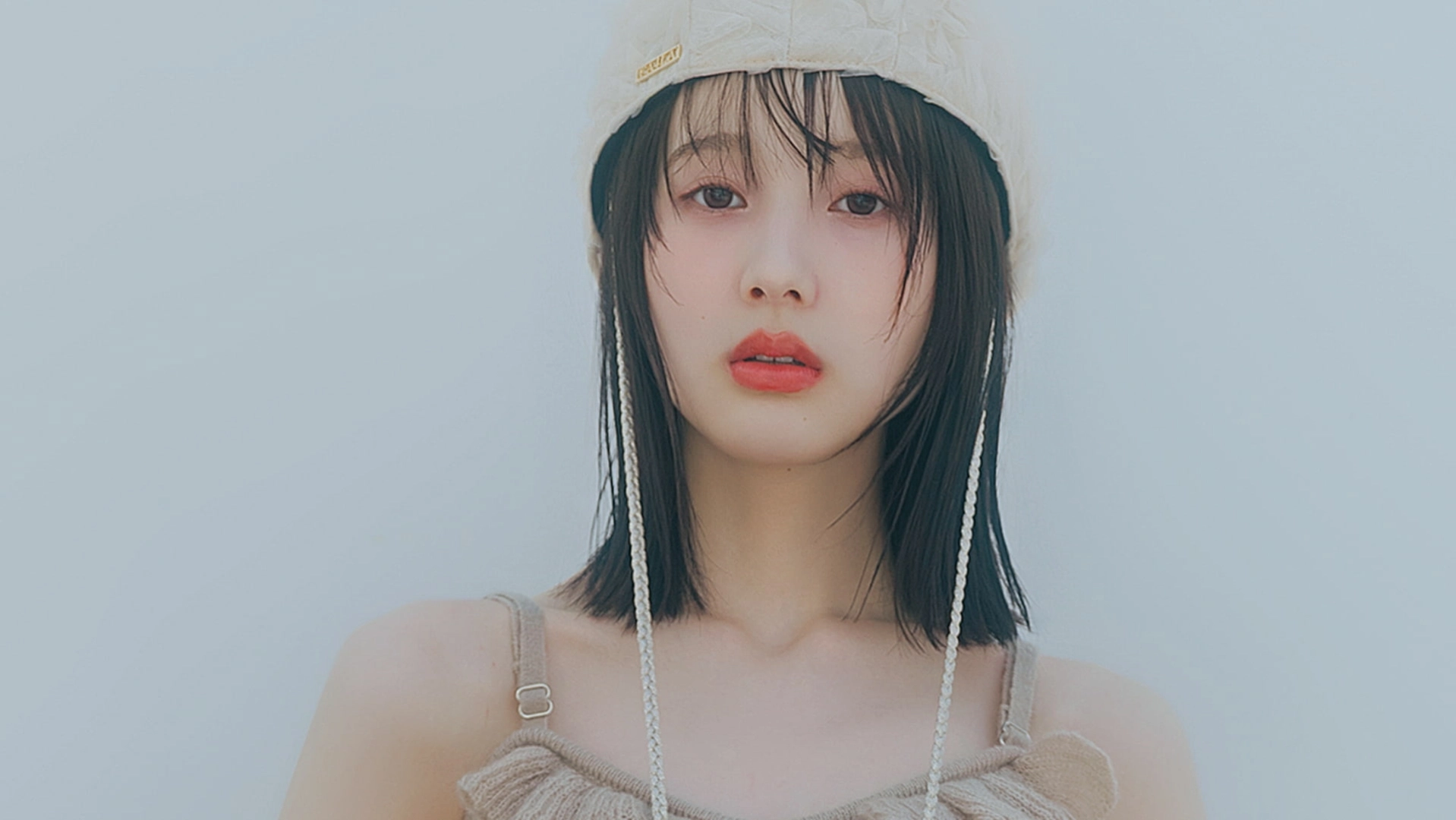 持ち前の白肌とスラリとのびた手足がメロい♡【本田紗来】の“ボディの歴史”を振り返り！