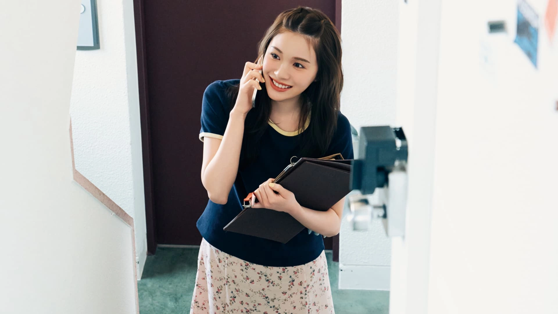 どんなアイテムとも相性抜群♡ ちょいスポな【ロゴTシャツ】着回しコーデ4選
