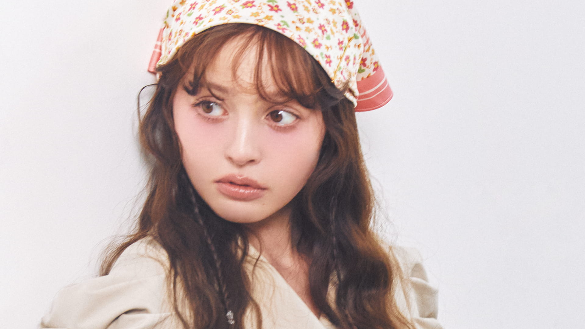 春の定番コーデにもぴったり！今っぽアプデが叶う【レトロ柄スカーフ×BOHOヘア】の作り方