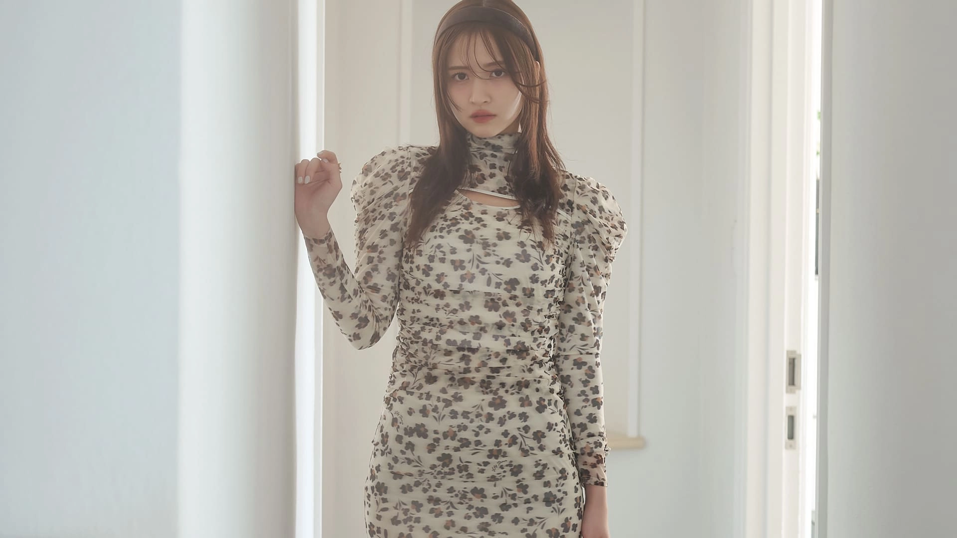 春トレンドを先取り♡ 金川紗耶がまとう【肌見せ×花柄】の上品ワンピコーデ