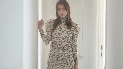 春トレンドを先取り♡ 金川紗耶がまとう【肌見せ×花柄】の上品ワンピコーデ