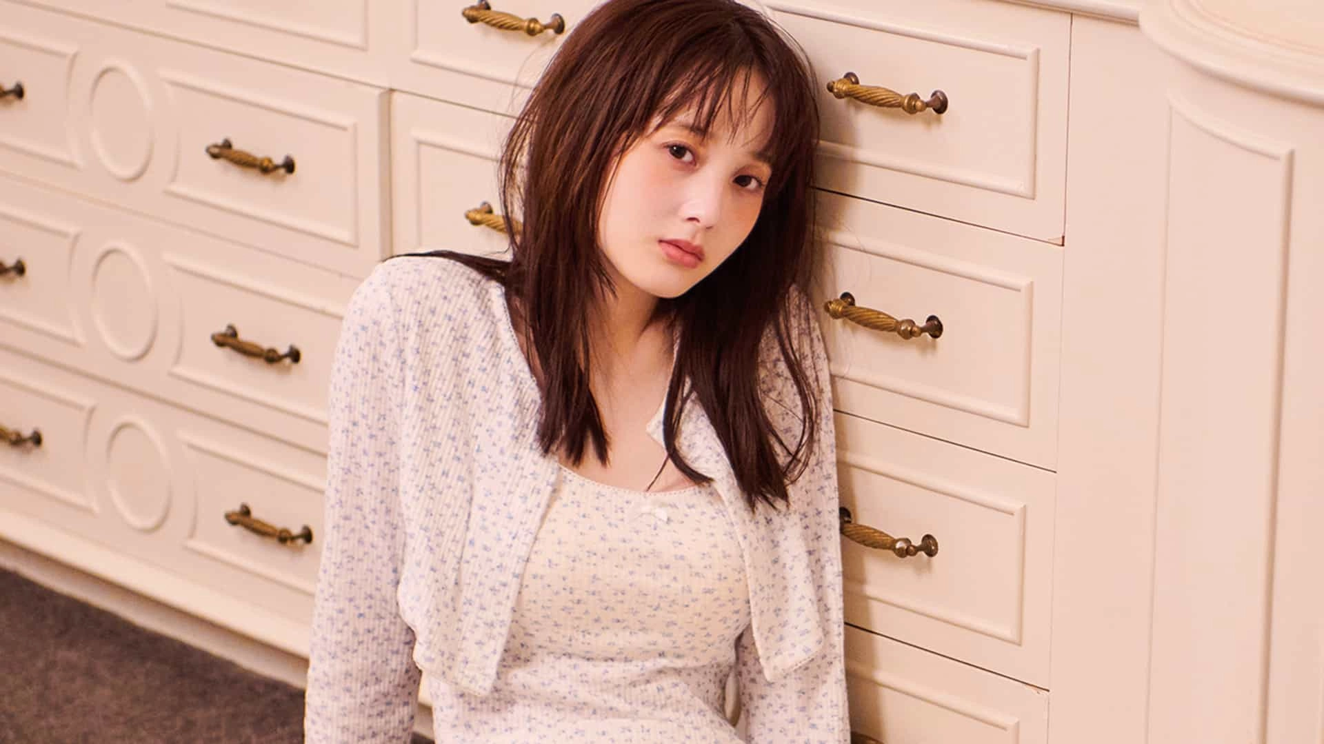 いつものガーリーをオトナに更新♡ 本田紗来が着こなす【秋パステル】コーデまとめ