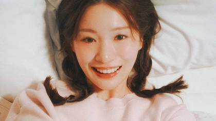 推し活フォトも映え確実♡ キャッチーな【ピンクロゴニット】着回しコーデ4選