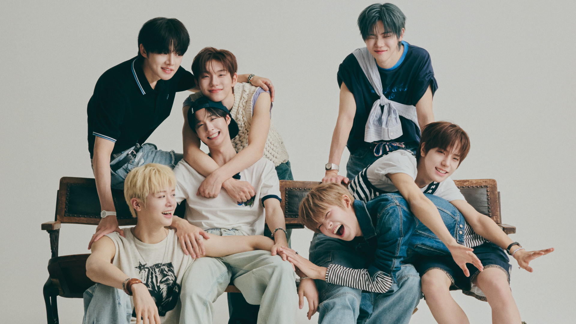【CLOSE YOUR EYES】仲が深まったきっかけは枕投げ！？7人の個性あふれるトークをチェック♡