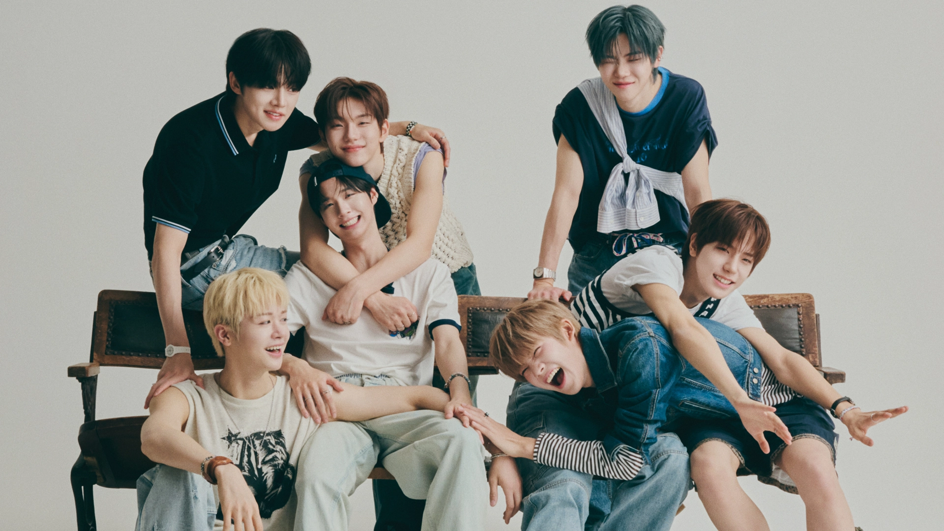 【CLOSE YOUR EYES】仲が深まったきっかけは枕投げ!?7人の個性あふれるトークをチェック♡
