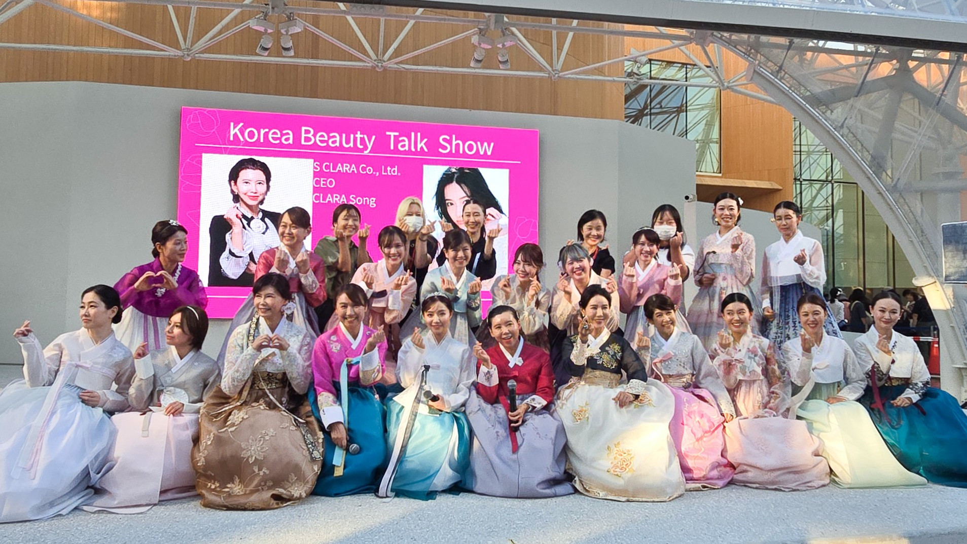 【Ray㋲・村瀬紗英】も登場！人気ライバーが「大阪・関西万博」の“韓国ビューティーイベント”でチョゴリ姿のランウェイを披露♡