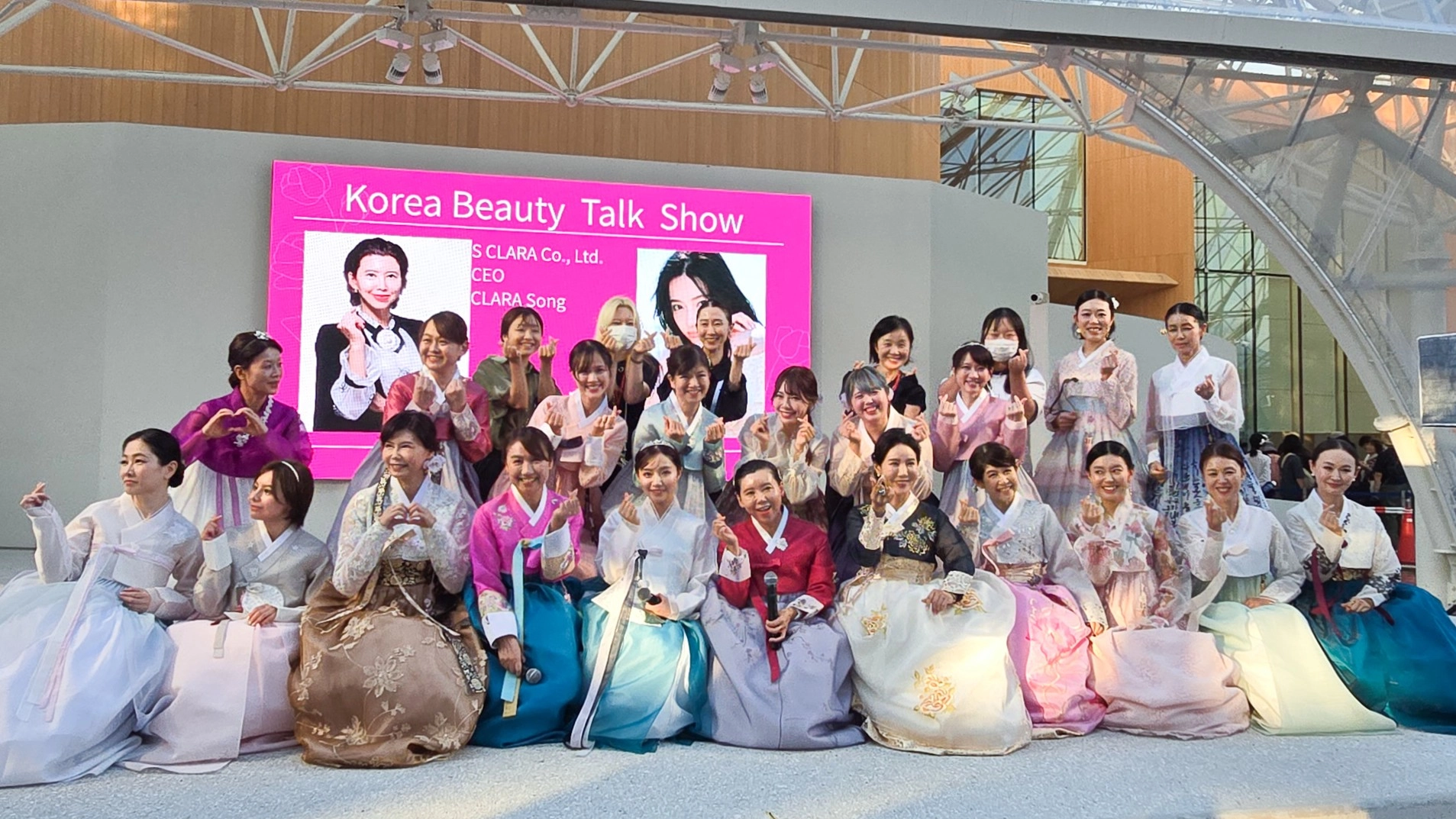 【Ray㋲・村瀬紗英】も登場!人気ライバーが「大阪・関西万博」の“韓国ビューティーイベント”でチョゴリ姿のランウェイを披露♡