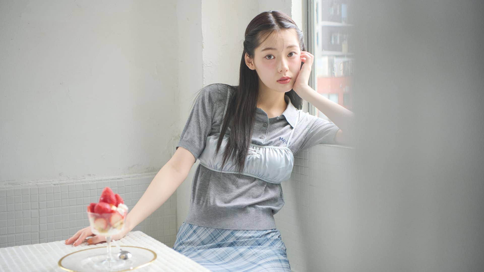 無機質カフェで写真映え♡ 女みたっぷりな「ランジェリーレイヤード」コーデ