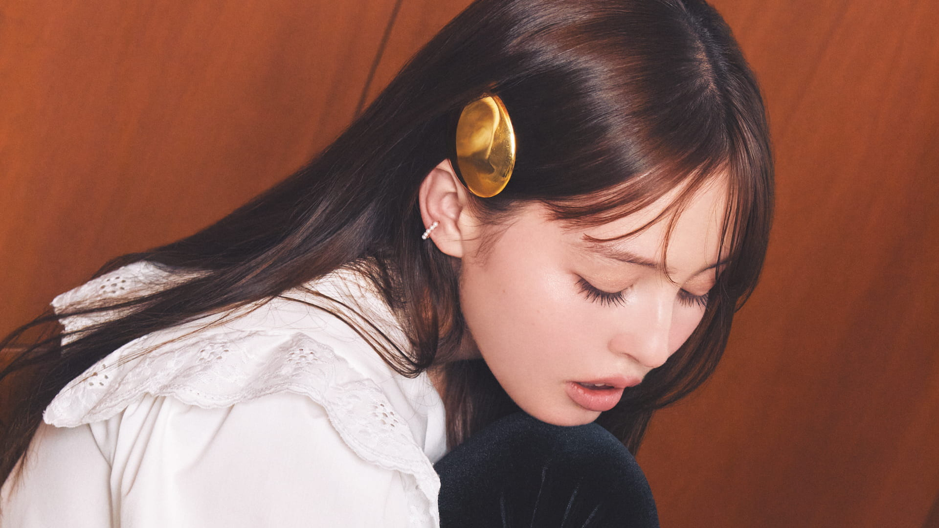 ストレートヘアがより一層映える♡ 大きめバレッタが主役の【仕込みサイドヘア】の作り方