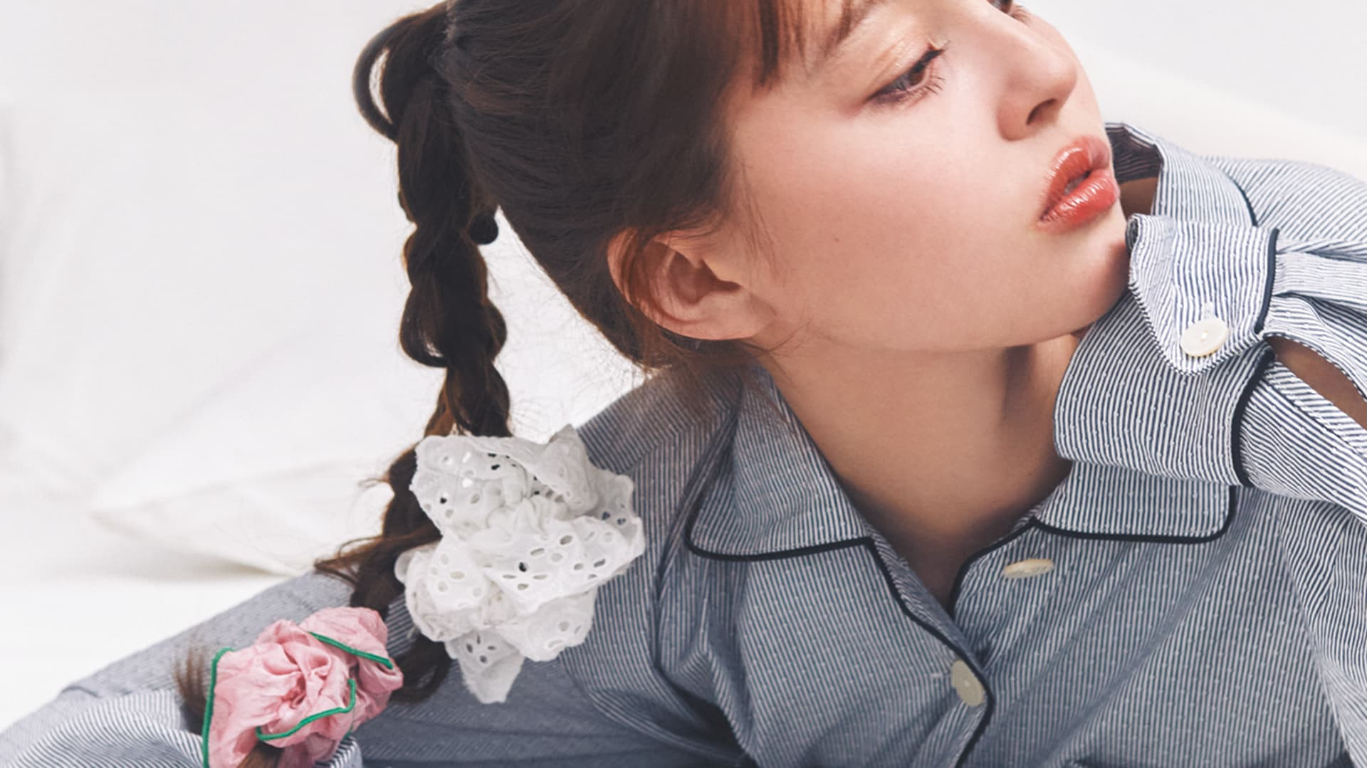 “あえてそろえない”がコツ♡ あちこちシュシュが可愛い【三つ編みポニー】の作り方