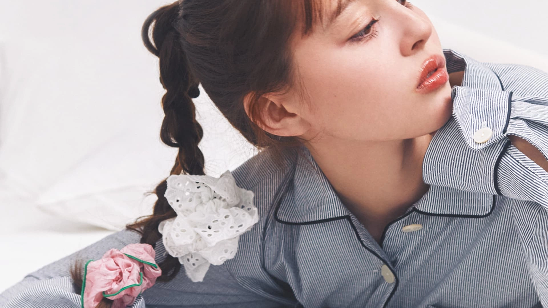 “あえてそろえない”がコツ♡ あちこちシュシュが可愛い【三つ編みポニー】の作り方