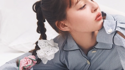 “あえてそろえない”がコツ♡ あちこちシュシュが可愛い【三つ編みポニー】の作り方