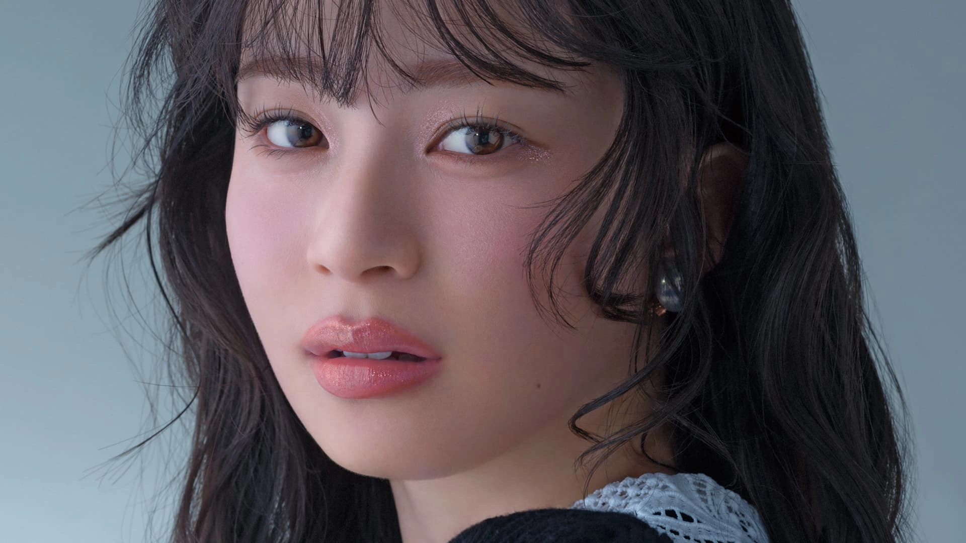 暗がりな空間でも映える♡ 夜のデート＆女子会におすすめの【キラツヤメイク】講座