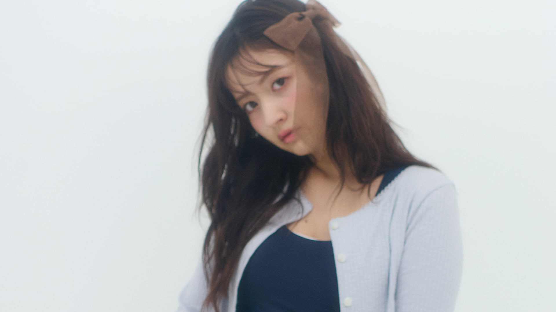 “スポ素材×ガーリー”が好相性♡ ギャップ見せな「甘いスポーティーコーデ」