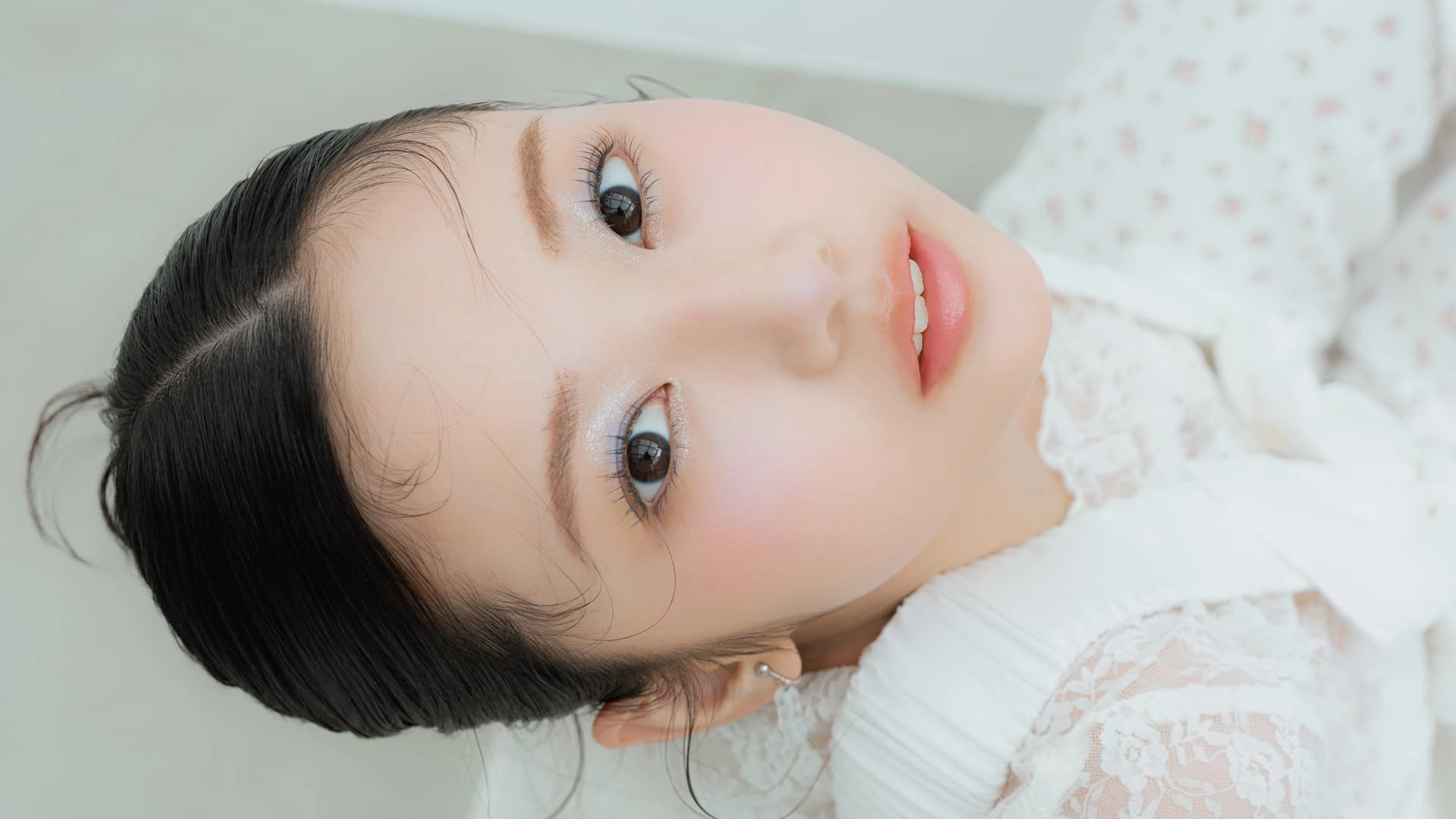 ピュアで洗練された印象が叶う♡ ブルー×ツヤの【透明感メイク】をCHECK！