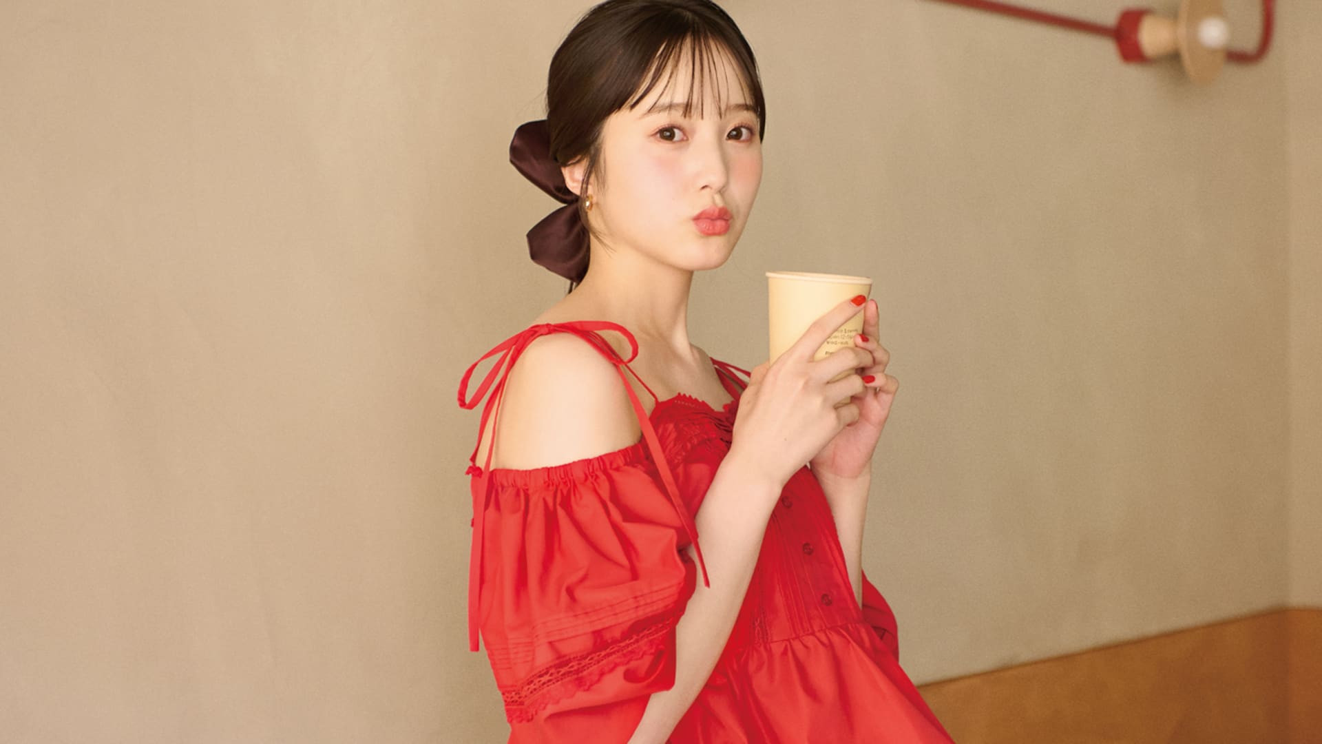 カフェ投稿がアカヌケる♡ ビジュ映え確実な「チェリーレッドオフショル」って？