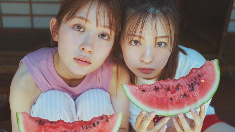 【畑芽育&莉子】古民家でスイカをガブり♡ 仲良しコンビの“妄想夏休み”ショットをたっぷりお届け