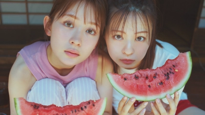 【畑芽育＆莉子】古民家でスイカをガブり♡ 仲良しコンビの“妄想夏休み”ショットをたっぷりお届け