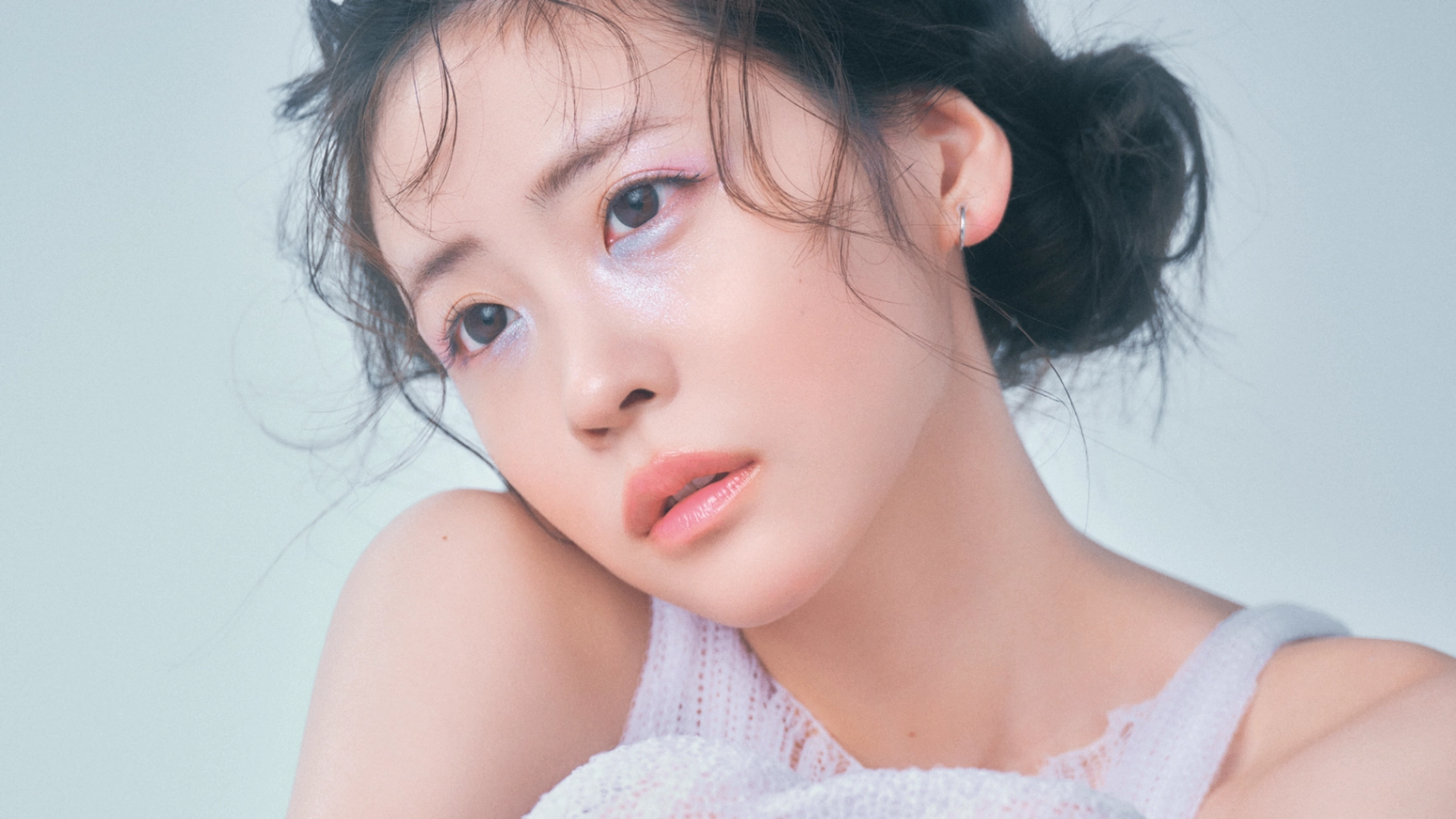 お目立ち気分たっぷりのラメをプラス♡ ホリデーコスメも取り入れた「星空アイメイク」って？