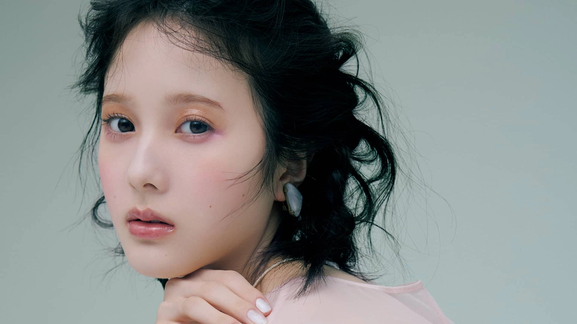 あえての“ハズシ”がしゃれ顔に♡ 異なる質感で遊ぶ【上級者メイク】をご紹介！